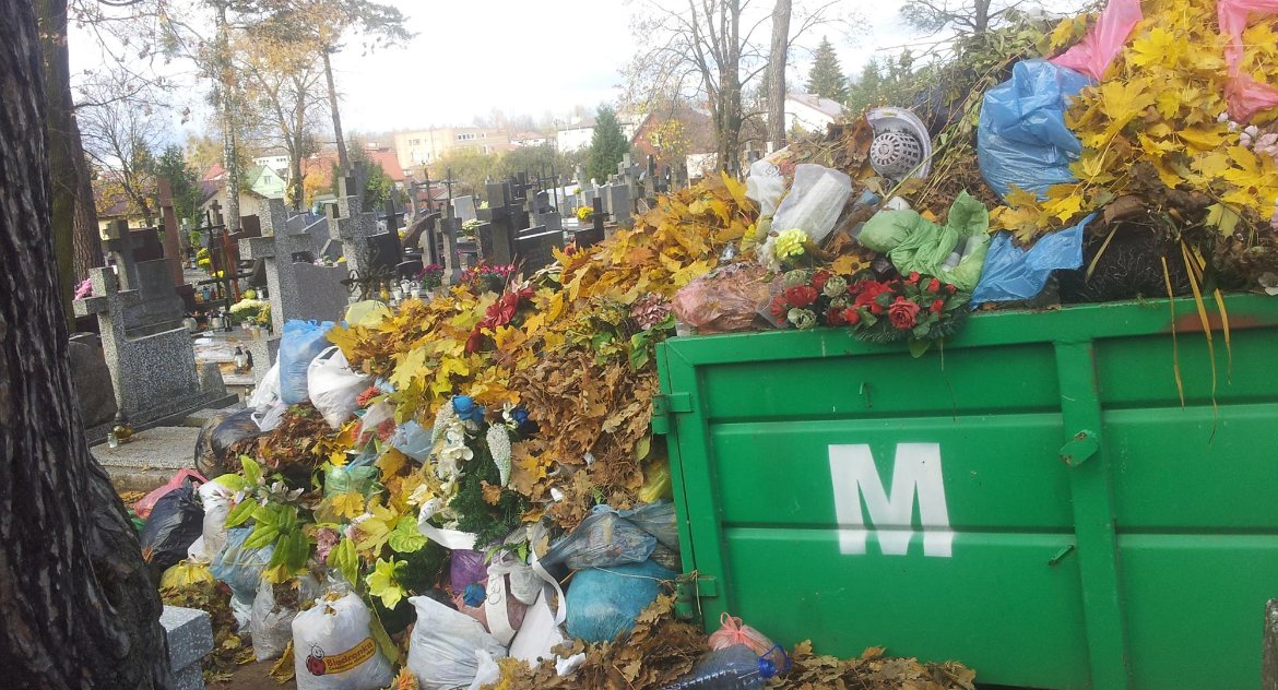 Urzędnicy z białostockiego magistratu odkryli, że na cmentarzach nikt nie mieszka