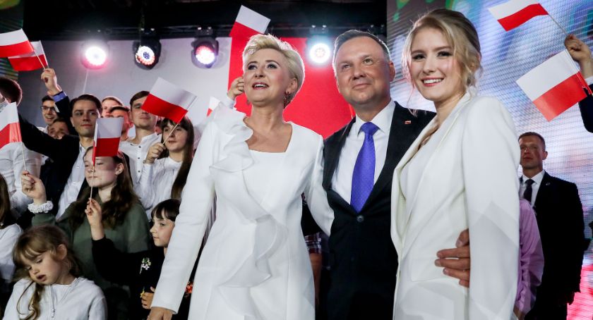 Wyniki late poll z 90 proc. komisji dają zwycięstwo Andrzejowi Dudzie