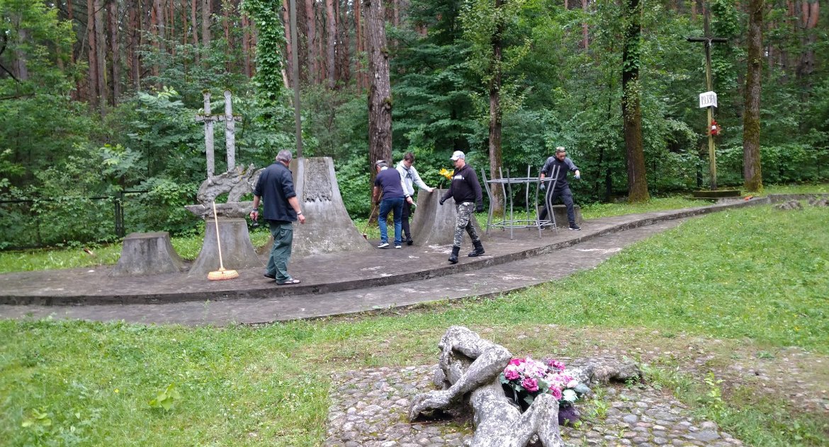 Po latach Miasto Białystok zabiera się za renowację miejsca pamięci w Lesie Bacieczkowskim