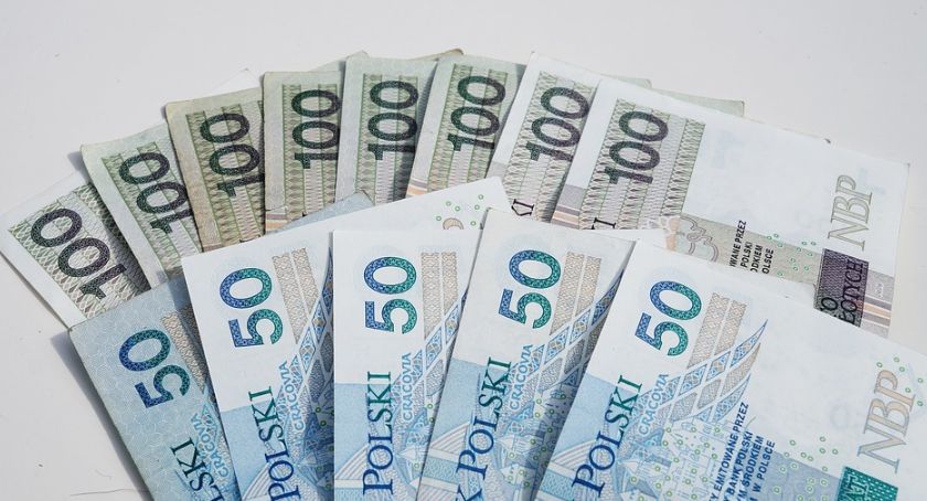 Dodatek solidarnościowy dla tych co stracili pracę już wpływa na konta