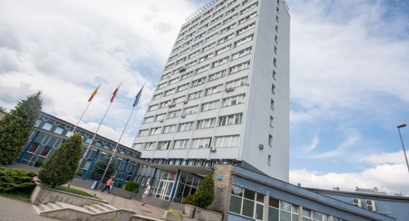 Część departamentów urzędu miejskiego przeprowadziła się w nowe miejsca