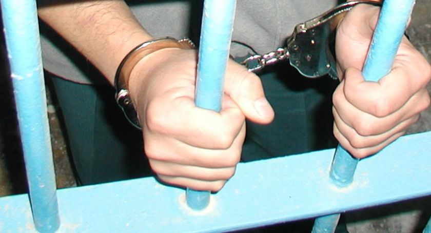 Młody mężczyzna odpowie za zniszczenie 23 samochodów