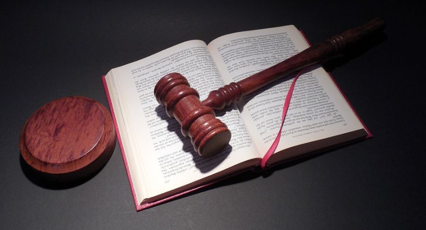 Sądy powinny pracować dłużej. Bo biznes cierpi