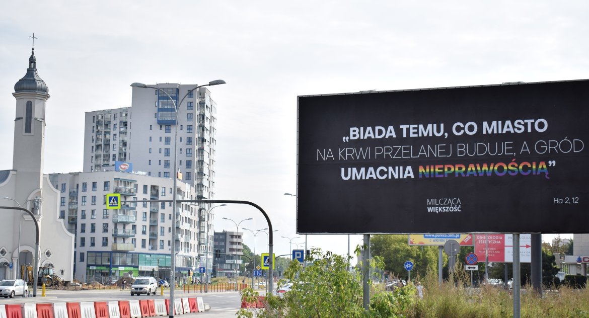 W przestrzeni Białegostoku pojawiły się bilbordy. Są odpowiedzią na inne bilbordy