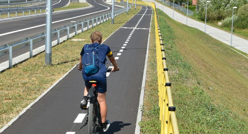 Rowerzystów w Białymstoku jest coraz więcej. Czy powinni jeździć w kaskach?