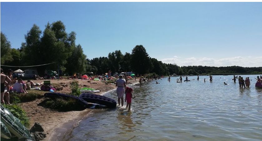 Pandemiczne wakacje - bez dystansu i maseczek. Zalecenia? Zostały w domach