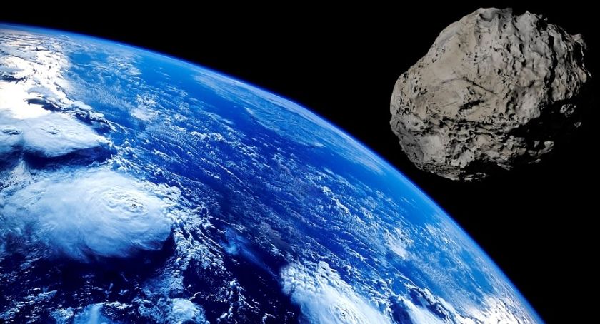 Na przyszły weekend może na razie nic nie planujcie? W stronę ziemi leci duża asteroida