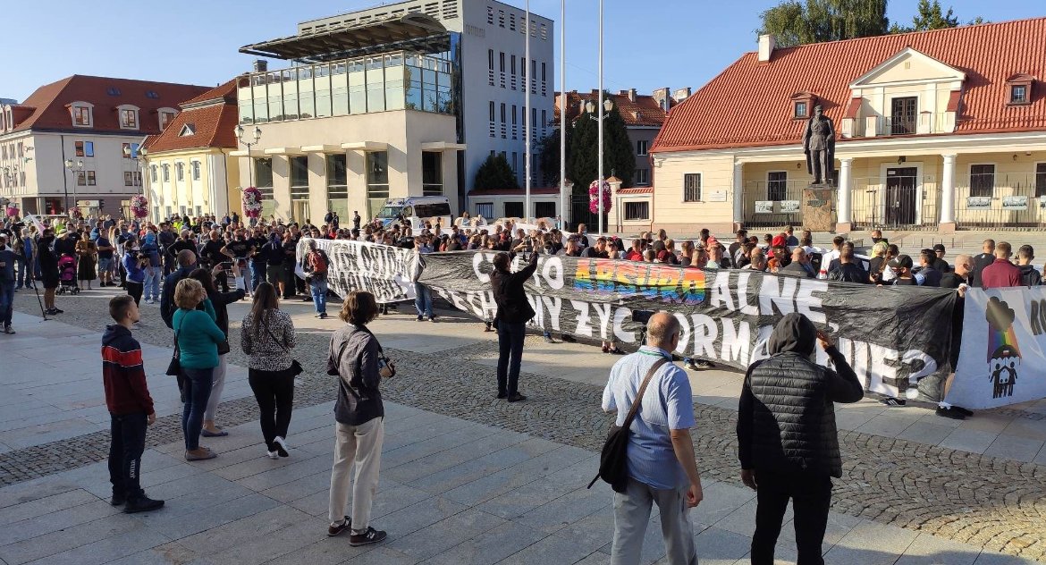 „Tadeuszu! Tadeuszu! Nie dla tęczy na ratuszu!” Pierwszy Marsz Normalności w Białymstoku