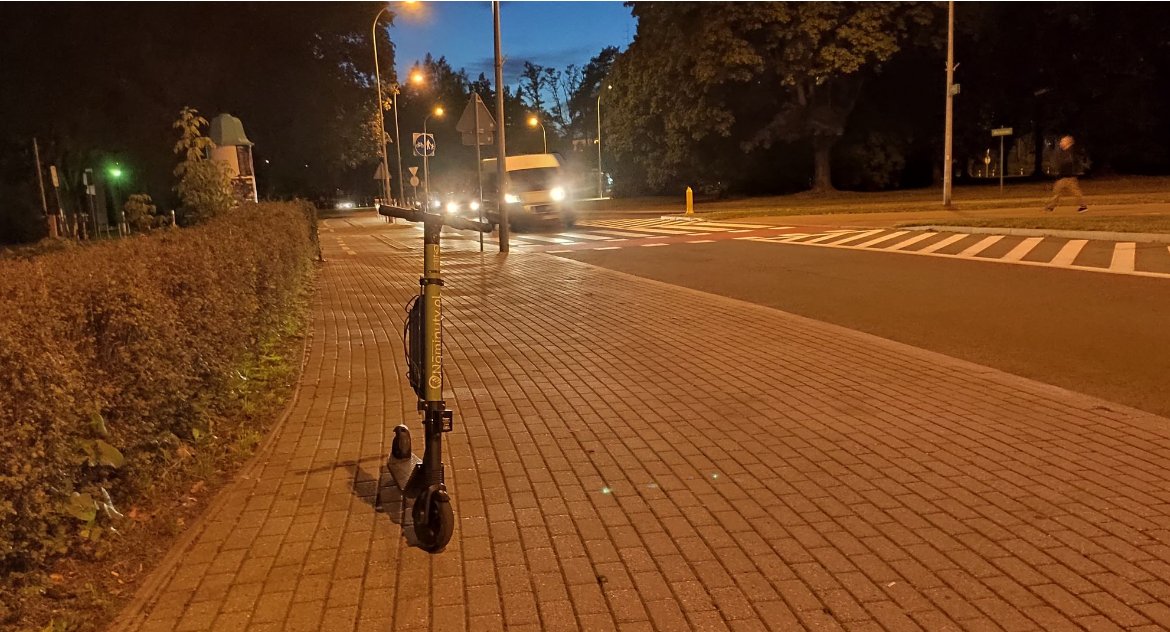 Problem walających się gdzie popadnie hulajnóg dotarł do Białegostoku