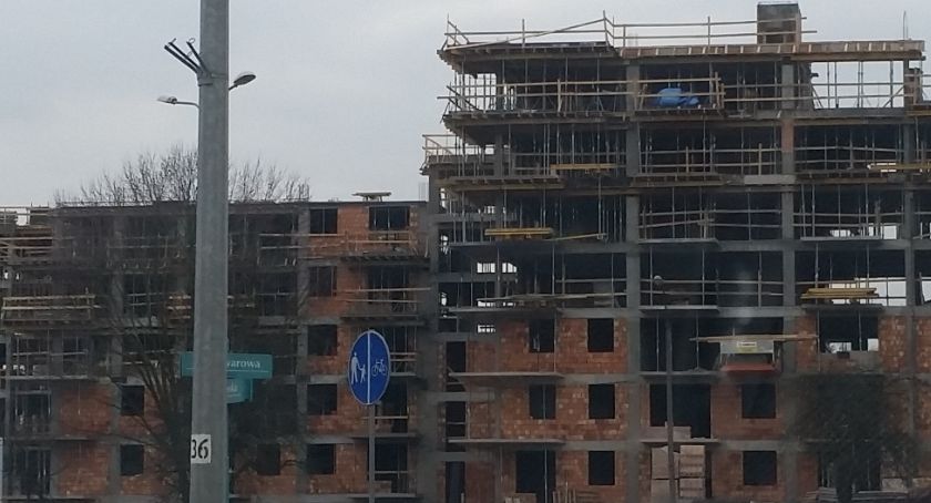 Na pandemii zyskał nieco handel, straciło mocno budownictwo 