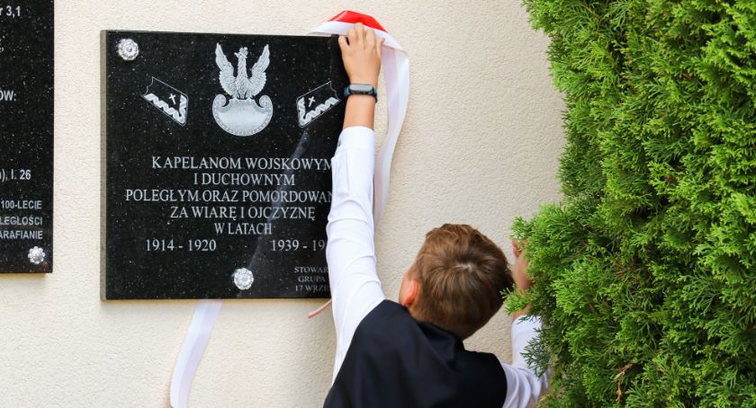 Przy Kościele Chrystusa Króla w Białymstoku jest tablica poświęcona kapelanom wojskowym i duchownym