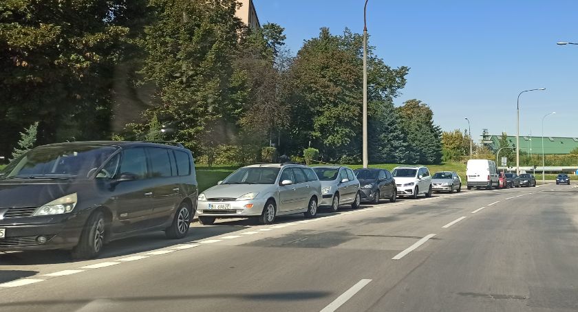 Na ulicy Jagienki problem z parkowaniem nie tylko nie zniknął, ale na dodatek się pogłębił