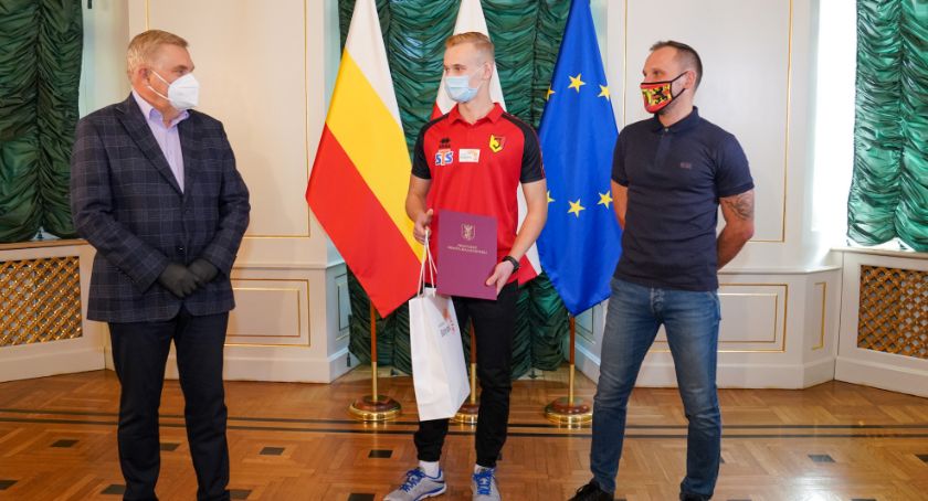 Krystian nie oglądał się na innych. Natychmiast udzielił pomocy i uratował życie człowiekowi 