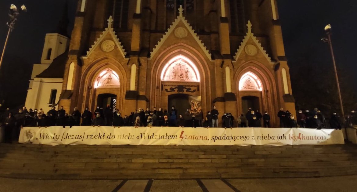 Nastolatki udające antifę próbują dewastować obiekty sakralne