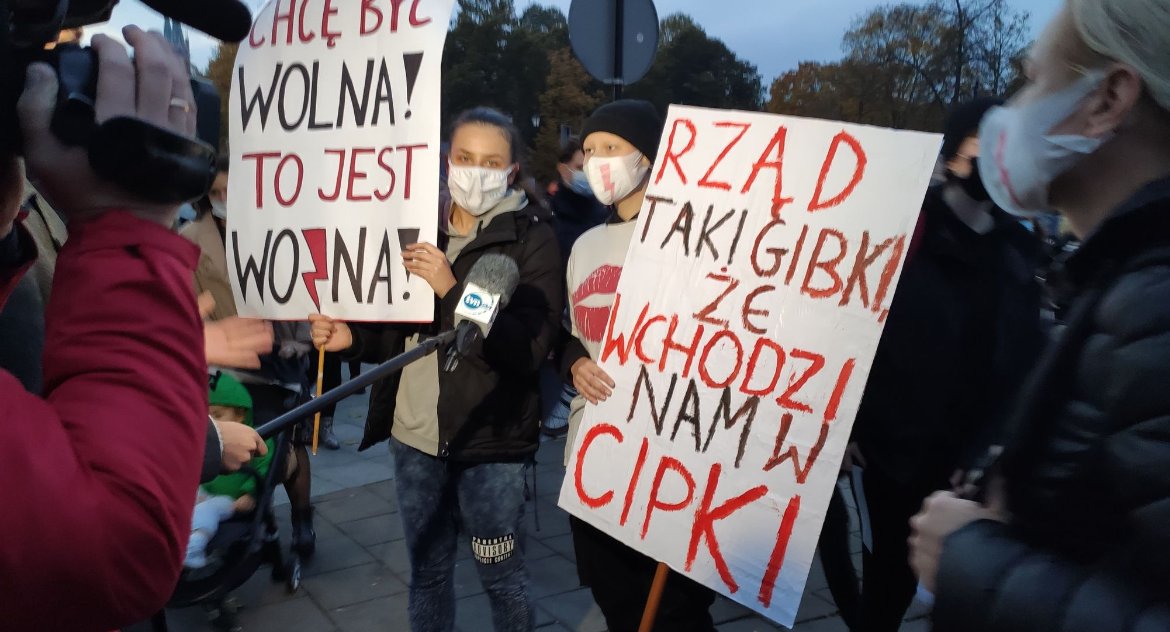 Nauczyciel lub uczeń może mieć poglądy jakie chce. Co nie znaczy, że wszystko im wolno