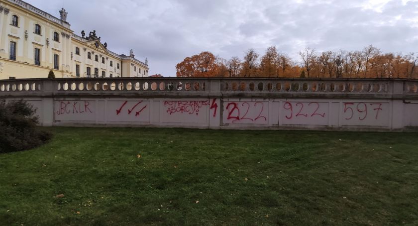 Sprawca zniszczenia elewacji Pałacu Branickich wciąż poza zasięgiem śledczych