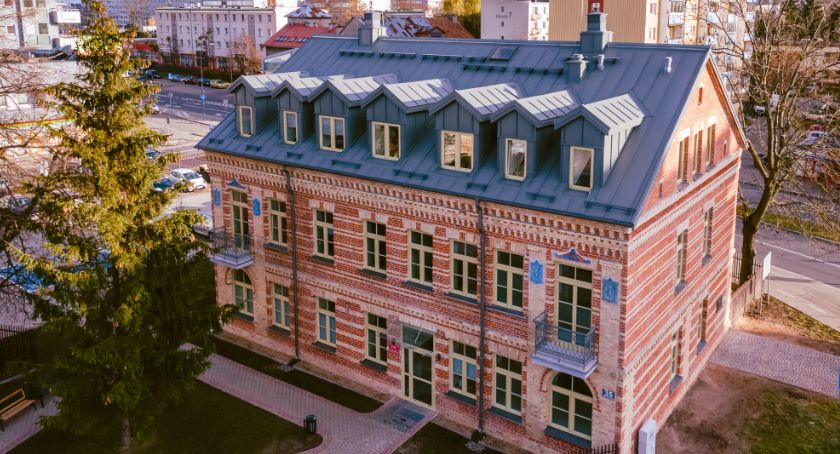 Zabytkowa kamienica z Mazowieckiej zmieniła się diametralnie