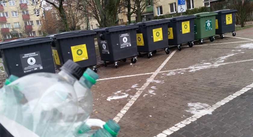 Plastik może trafić do pojemników z odpadami zmieszanymi