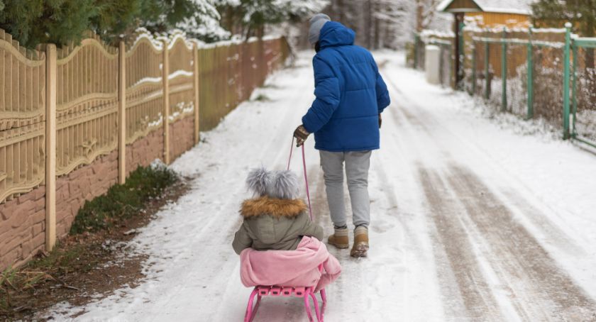 Białostoczanie odkurzyli sanki i cieszą się zimą
