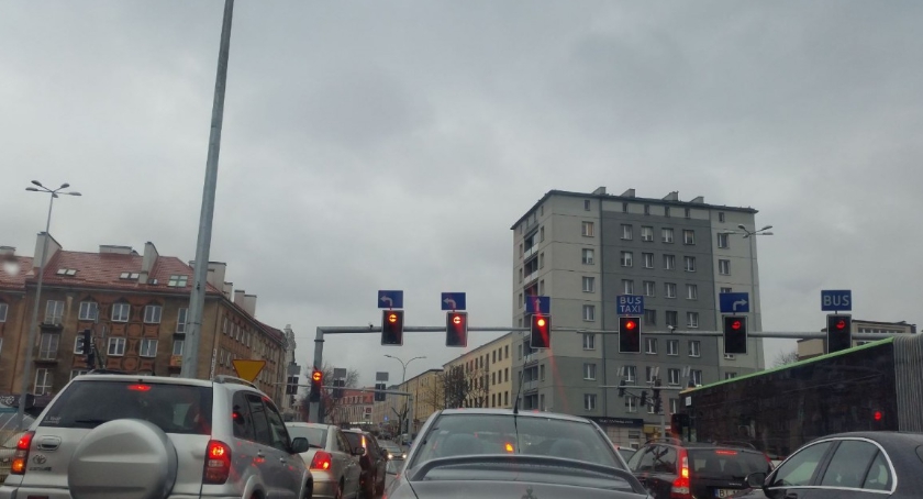 Mniej płacimy na stacjach