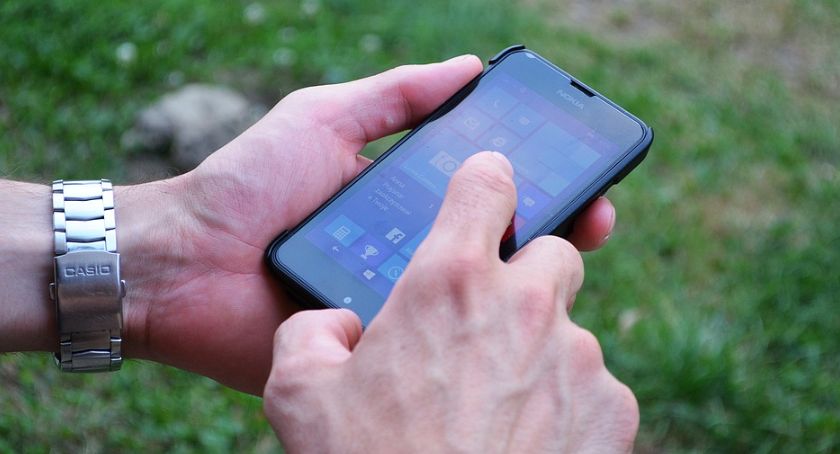 Facebook z Twitterem zawieszają konta i kasują profile. Dostawca internetu blokuje usługi Facebooka i Twittera