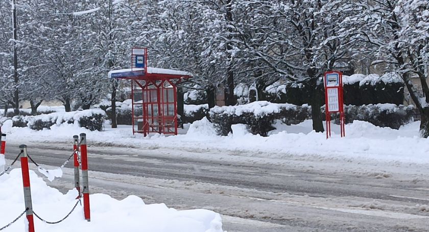 Kierowcy mają obowiązek wpuszczenia pasażerów do autobusu nawet podczas postoju na pętli. Są jednak wyjątki