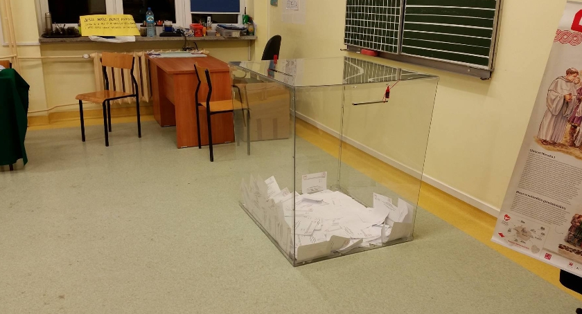 Referendum nieważne, frekwencja - 13 proc. Czy było ono potrzebne? [OFICJALNE WYNIKI, KOMENTARZE]