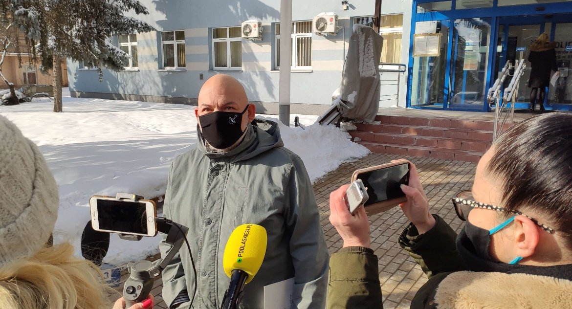 Sąsiad nie pozostał obojętny, gdy seniorka była „urabiana” przez oszustów