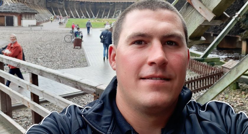 Mężczyzna był nieprzytomny. Pomógł mu pan Tomasz, ratownik z przypadku