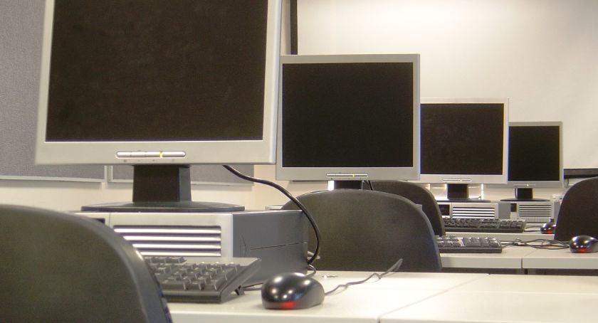 Urzędnicy szkolą za darmo przez internet