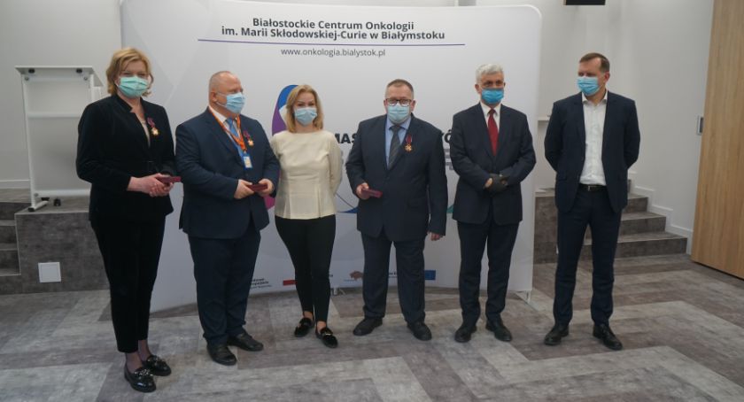 Lekarze Białostockiego Centrum Onkologii otrzymali Złote Krzyże Zasługi