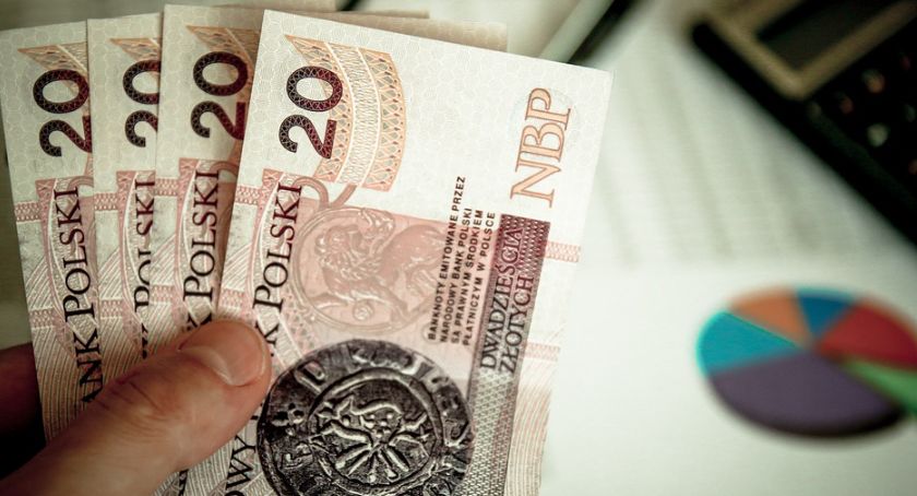 Ponad 40 proc. Polaków twierdzi, że ma zbyt małe dochody