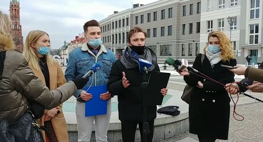 Młodzież z podlaskich szkół średnich chciałaby powrotu do szkół. Martwi się o matury
