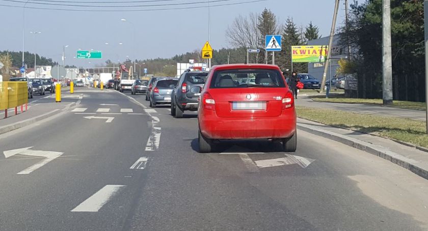 Drogowcy z braku soli sypali jezdnie piaskiem. Teraz jest kolejny bałagan, którego też nie ma komu posprzątać