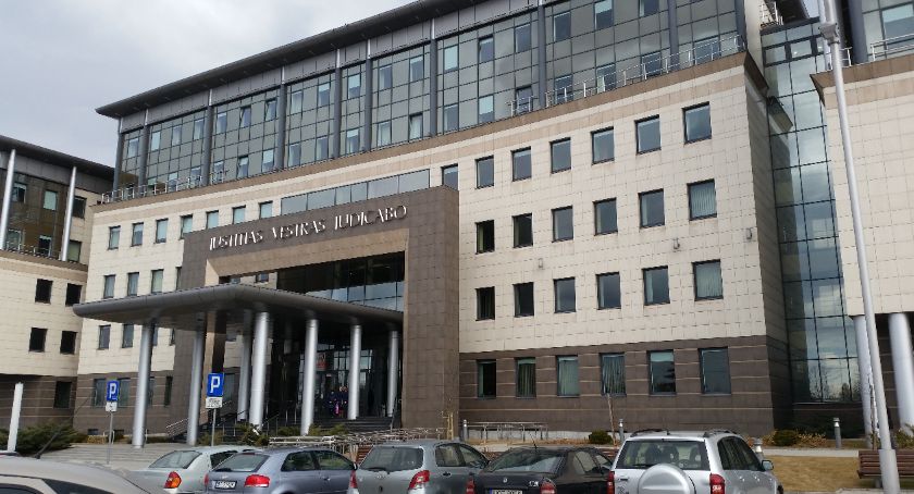Mężczyzna rzucał kostką brukową w policjantów. Usłyszał wyrok