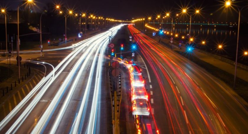 Autonomiczne pojazdy też mogą generować korki uliczne. Zwłaszcza przy złych warunkach drogowych 