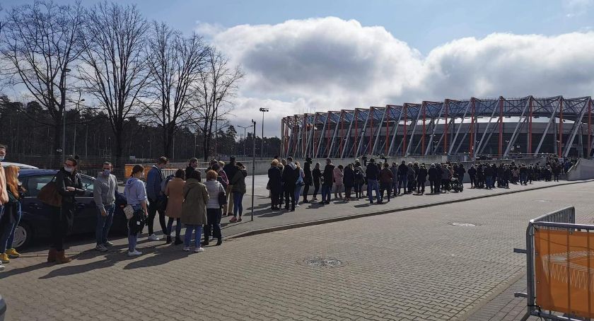 Tłok pod Stadionem Miejskim. Internauci pytają – gdzie jest Policja?