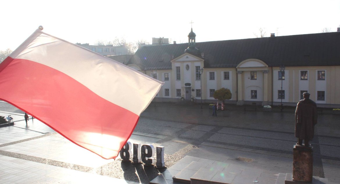 To już 17. Święto Polskiej Flagi Narodowej. Biel i czerwień to symbole srebra i ognia