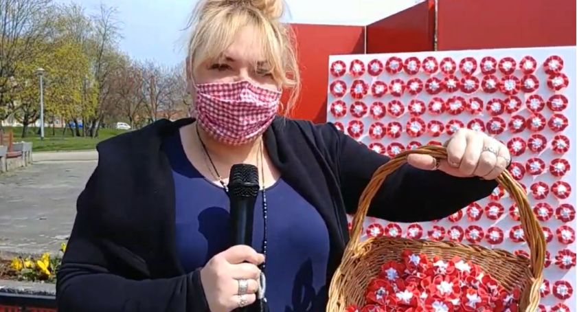 Na 3 Maja miej przypięty kotylion. Otrzymasz go pod Ratuszem