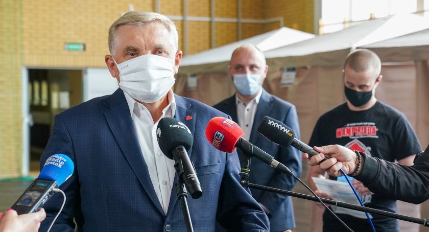 Tadeusz Truskolaski proponuje specjalne przywileje dla zaszczepionych. Nie wszystkim ten pomysł się podoba 