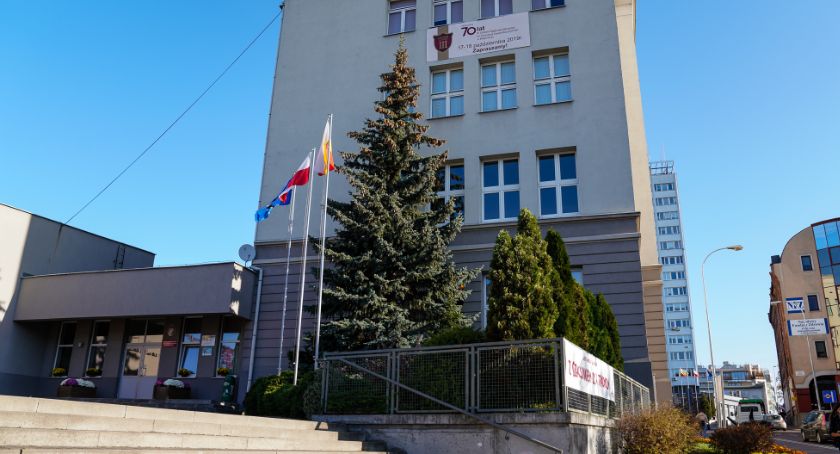 Strach wracać do szkół. Dlatego uruchomiony został telefon zaufania dla uczniów