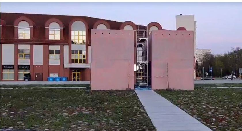 Jeszcze rok nie minął a betonowy blok na Rynku Siennym trzeba remontować