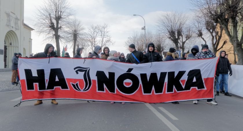 „Pileckiego pamiętamy, komunistom żyć nie damy” – ten okrzyk ma być propagowaniem ustroju totalitarnego