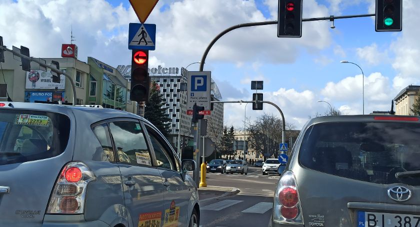 Po pierwszym zniesieniu obostrzeń w maju na drogach zrobiło się tłoczno