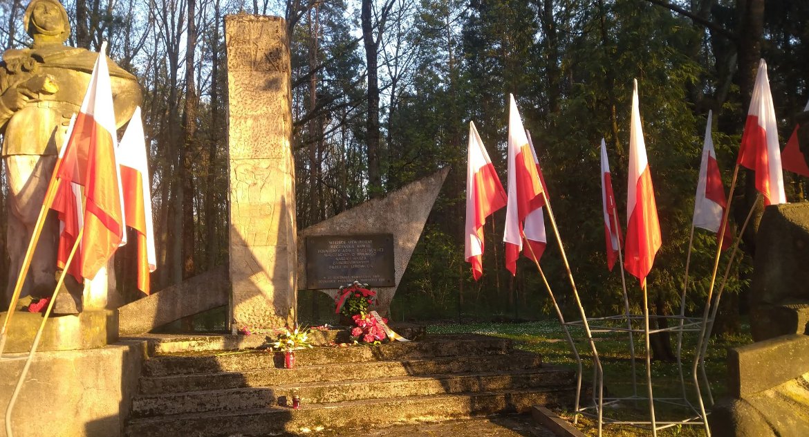 Prezydent Truskolaski znalazł wytłumaczenie dla ustawienia flag narodowych pod pomnikiem okupantów sowieckich