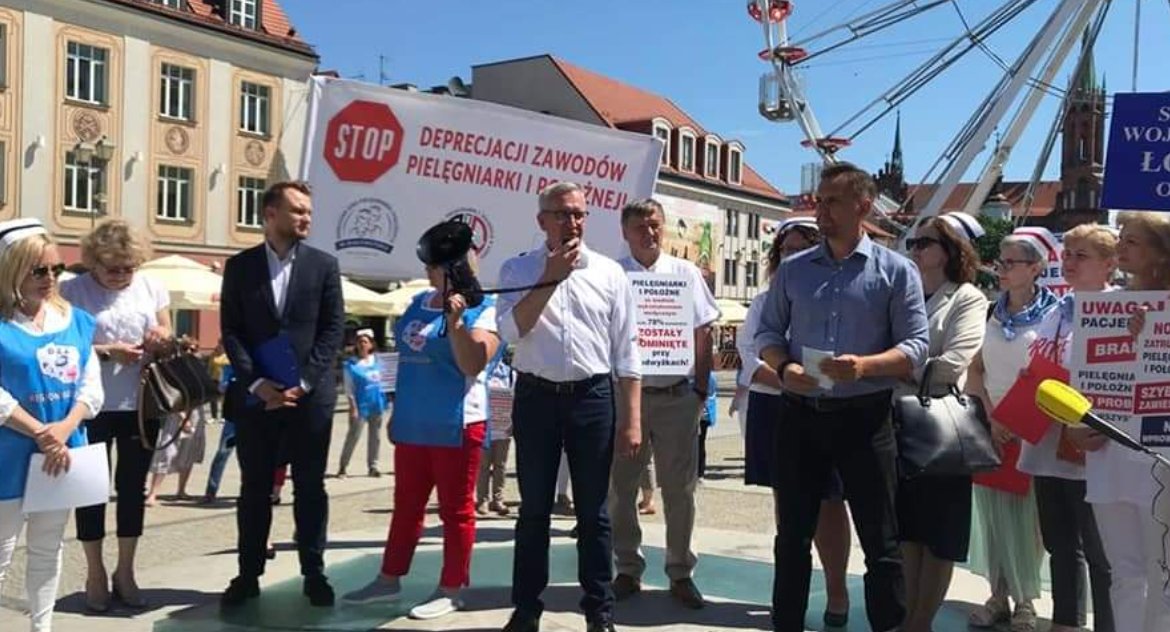 Zamiast pielęgniarek posłom opozycji przydałby się lekarz specjalista. Przyszli na protest pielęgniarek, bo nie zgodzili się z własnym zdaniem