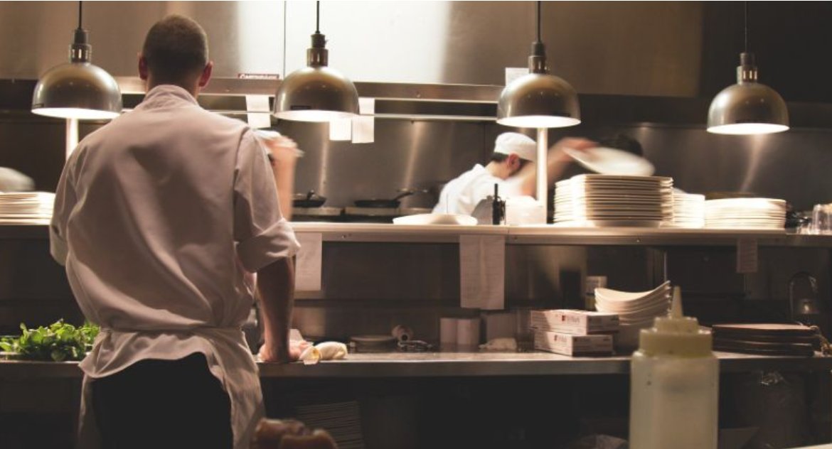 Przedsiębiorca ostro o działaniach wobec gastronomii: Farsa i brak logiki, ręce mi opadają