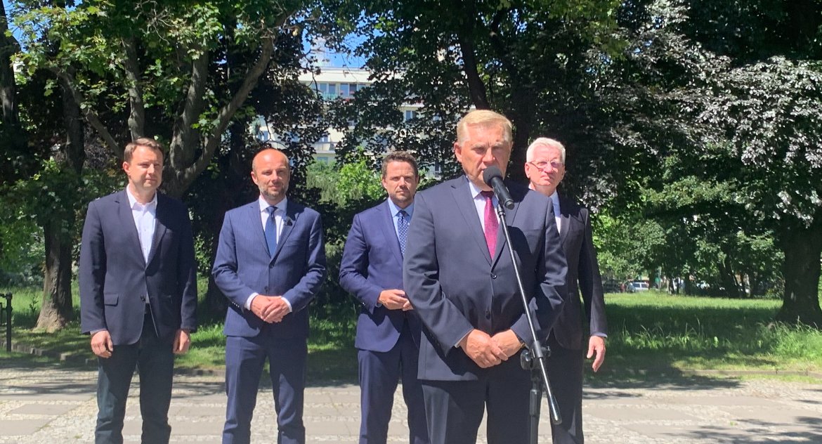 Stara „Solidarność” się popsuła, więc Tadeusz Truskolaski zakłada nową. W uzasadnieniu jednak peron mu odjechał