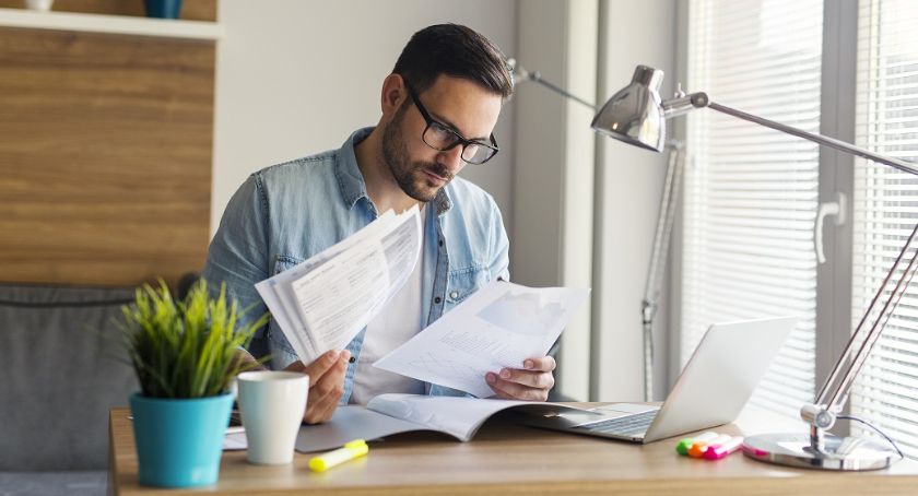 Student w wakacyjnej pracy. Jakie świadczenia przy różnych umowach przysługują?