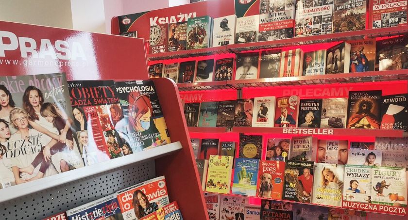 Rozpoczęły się wakacje. Poczta Polska stawia w tym czasie na kibiców i urlopowiczów